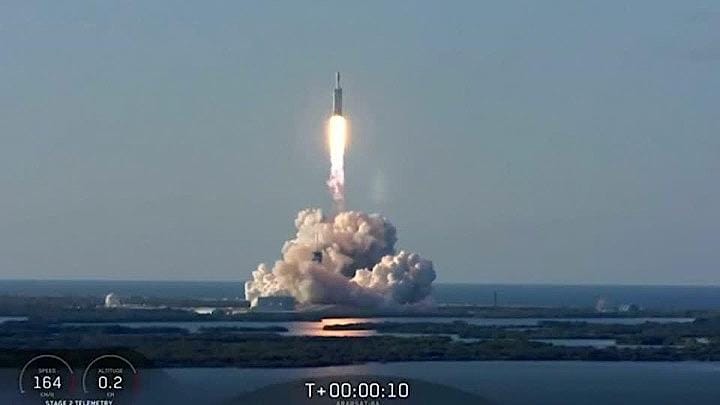 4月11日、米電気自動車（ＥＶ）大手テスラのイーロン・マスク最高経営責任者（CEO）が率いる米宇宙開発ベンチャーのスペースＸは、世界で最も強力な大型ロケット「ファルコン・ヘビー」（写真）を米フロリダ州のケネディ宇宙センターから打ち上げた。初の商業打ち上げとなる。（２０１９年　ロイター／CHARLES W LUZIER）