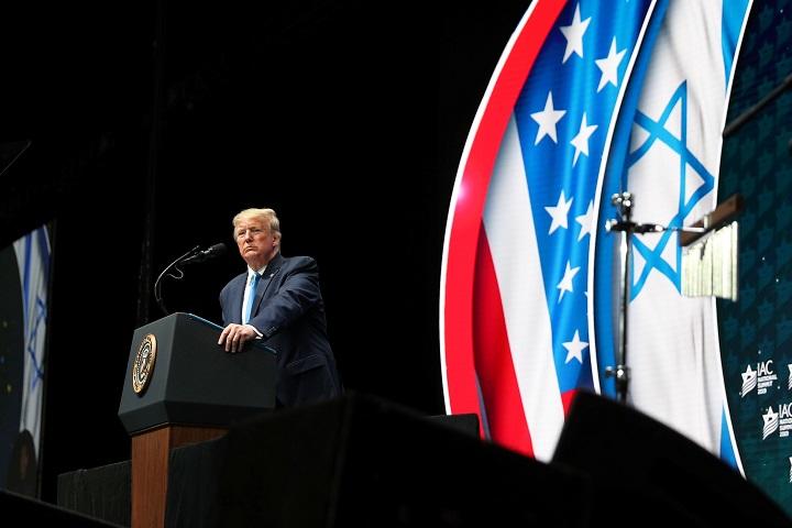 トランプはユダヤ系アメリカ人よりイスラエル右派の味方なのか？（12月7日、フロリダでイスラエル人団体の会合で演説したトランプ）　Loren Elliott- REUTERS