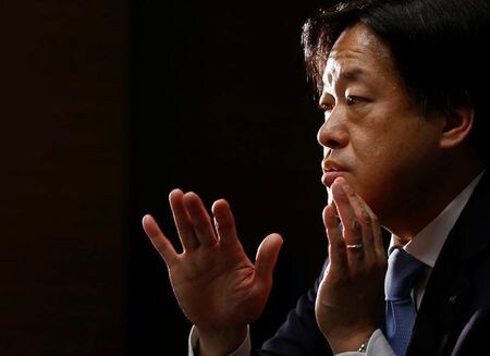 　みずほ証券の飯田浩一社長はロイターとのインタビューで、銀行と証券会社との間で顧客情報の共有を制限するファイアーウォールは「過剰な規制」との認識を示した。写真は都内で２０１８年４月撮影（２０２０年　ロイター/Toru Hanai）