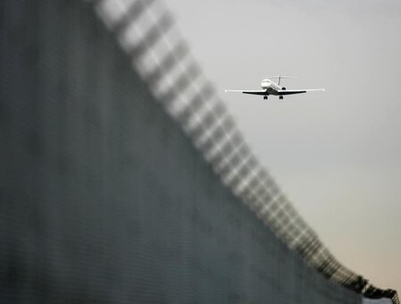 ７月２０日、フォックス米運輸長官は、アメリカン航空グループやデルタ航空などス４社に、米国発羽田行きの昼間時間帯枠を暫定的に認めると発表。写真は２００６年９月、トロント国際空港で撮影されたデルタ航空機（２０１６年　ロイター/J.P. Moczulski