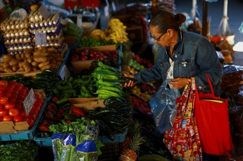 写真は4月15日、メキシコ・シウダーフアレスの市場で撮影。REUTERS/Jose Luis Gonzalez