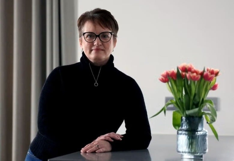 ５月４日、米東部ニューヨーク市郊外で暮らすインターレイシャル（異人種）レズビアンカップルのドリス・デービスさん（６９）とスージー・バートレットさん（５２）は、ドナルド・トランプ氏が大統領復帰を目指すことを決めた時点で、もしトランプ氏が選挙で勝利した場合は、海外に移住しようという決意を固めた。写真はロンドンに移住したウェンディ・ニューマンさん。３月撮影（２０２５年　ロイター/Hannah McKay）