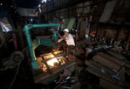 　９月１日、 野村とモルガン・スタンレーはインドの２０２４年度（２４年３月まで）の経済成長予測を上方修正した。ムンバイでの工場で２月撮影（２０２３年　ロイター/Niharika Kulkarni）