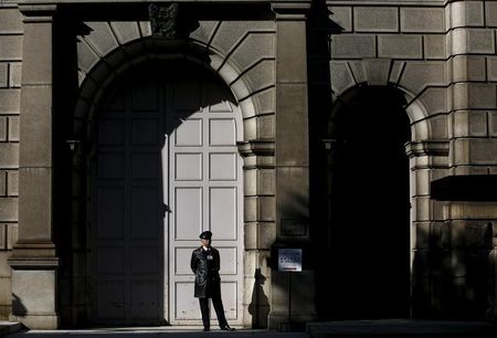 　３月１３日、関係筋によると、日銀は１４─１５日の決定会合で、マネー・リザーブ・ファンド（ＭＲＦ）の資金に関し、日銀当座預金におけるマイナス金利の適用除外にするかどうか議論する公算が大きい。写真は日銀本店前で２月撮影（２０１６年　ロイター/Thomas Pete）