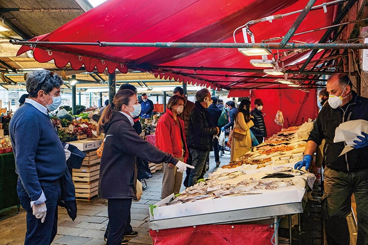 ベネチアの魚市場では、売り子も買い物客もマスク姿ながら正常化をうかがわせる光景が（4月4日）　MANUEL SIVESTRI-REUTERS