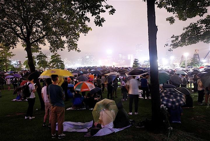 香港の立法会（議会）で中国本土への容疑者引き渡しを可能にする「逃亡犯条例」改正案の審議が再開される12日、香港では9日に続き大規模な抗議活動が予定されている。写真は11日、立法会の周囲を取り巻く香港市民（2019年　ロイター/Thomas Peter）