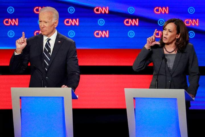 予備選では厳しく対立したバイデンとハリスだったが　Lucas Jackson-REUTERS