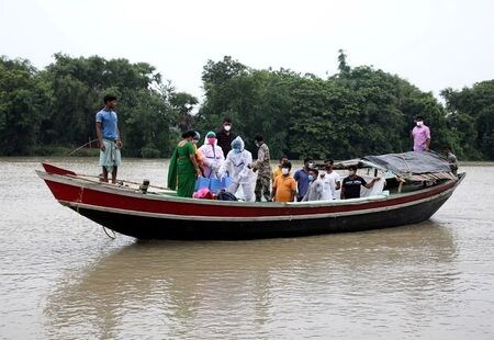 ６月２１日、インドで全土での１日の新型コロナウイルスワクチン接種が８３０万回と過去最多になった。写真は、予防接種のため西ベンガル州バトラ島へ渡る医療関係者（２０２１年　ロイター/Rupak De Chowdhuri）
