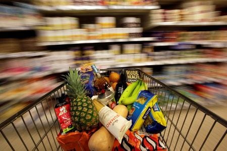 １２月１１日、英国立統計局（ＯＮＳ）が発表した１１月の消費者物価指数（ＣＰＩ）は、１０月と同じく前年比１．５％上昇で、２カ月連続で約３年ぶりの低い伸びにとどまった。ロンドンのスーパーで２０１５年５月撮影（２０１９年　ロイター/Stefan Wermuth）