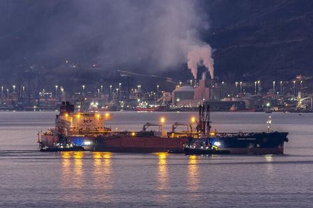 ６日の米ＷＴＩ原油先物取引で期先物の期近物に対する上乗せ価格（プレミアム）が今年最大となった。写真は、２０１９年１２月１５日にトルコ西部・イズミット沖を航行中の原油タンカー。（２０２３年　ロイター／Yoruk Isik）