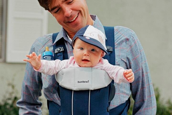 抱っこ紐姿のパパは増えるか（写真はイメージ）　Debra McClinton-Getty Images
