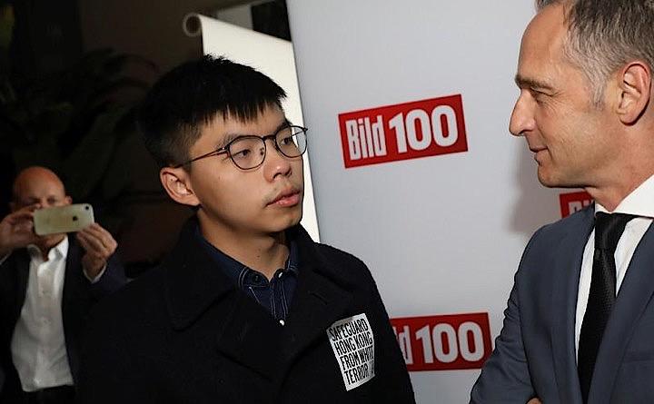 中国外務省は、ドイツのマース外相（写真右）が香港の民主活動家黄之鋒氏（同左）と会ったことに強い不満の意を表明し、いかなる国も中国の国内問題に干渉する権利はないと主張した。ベルリンで９日撮影（２０１９年　ロイター/Hannibal Hanschke）