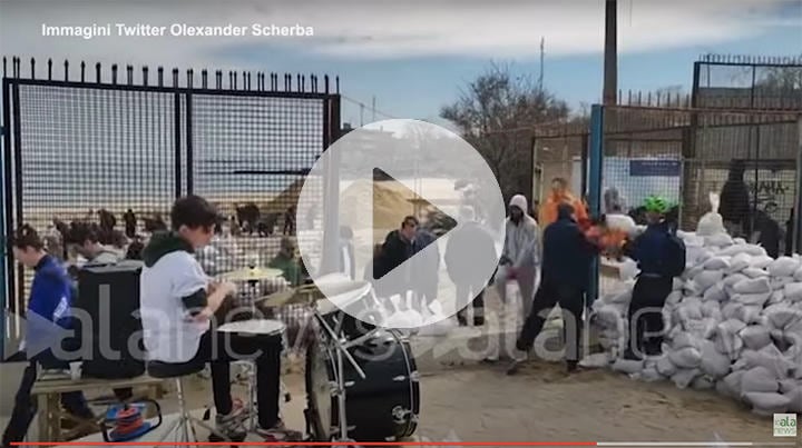 ロシア軍からの攻撃に備え、土嚢を準備するウクライナ市民　alanews-YouTube