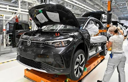　ドイツ自動車大手フォルクスワーゲン（ＶＷ）は１６日、今年の電気自動車（ＥＶ）納車台数を２倍以上の１００万台にすると発表した。前日にはＥＶ電池工場の建設も明らかにしており、ＥＶへのシフトを一段と加速する。写真はドイツのＶＷの工場。昨年９月撮影（２０２１年　ロイター／Matthias Rietschel）