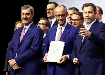 ドイツの保守政党連合キリスト教民主・社会同盟（ＣＤＵ・ＣＳＵ）と中道左派政党、社会民主党（ＳＰＤ）の党首らが５日、連立協定に署名した。（２０２５年　ロイター/Liesa Johannssen）