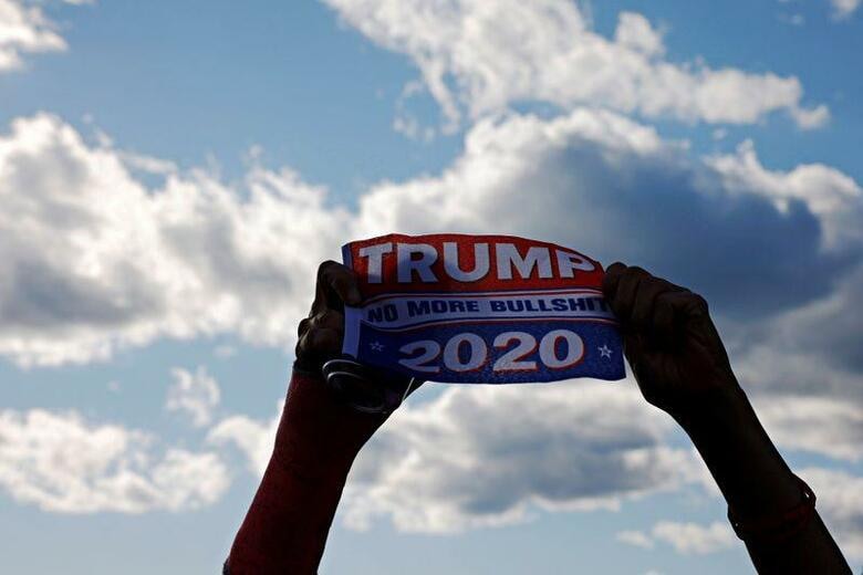 米大統領選投票日まで2カ月を切った今、トランプ大統領は2016年の勝利をもたらしてくれた「岩盤支持層」、特に非大卒白人有権者の熱気を高めることに苦戦を強いられているようだ。8月28日、ニューハンプシャー州ロンドンデリーで撮影(2020年　ロイター/Brian Snyder)