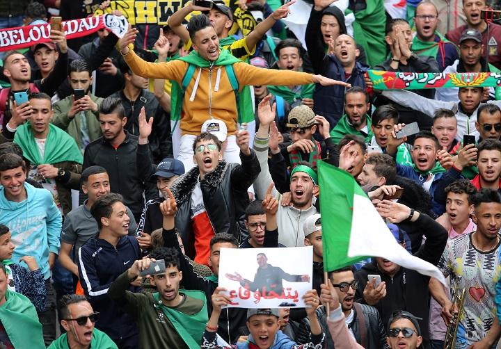 独裁的なブーテフリカ大統領を辞任に追い込んだ後も、政府の支配構造一掃を求めてデモを続ける若者たち（4月5日、アルジェリアの首都アルジェ）