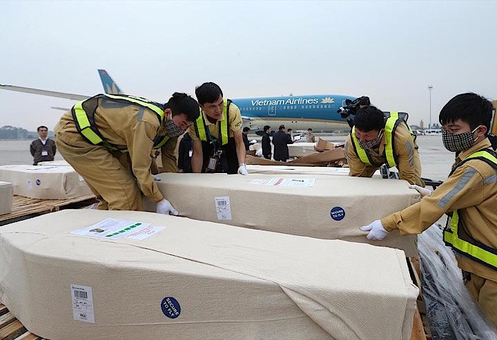 イギリスで亡くなったベトナム人たちが母国へ無言の帰還をした。　REUTERS