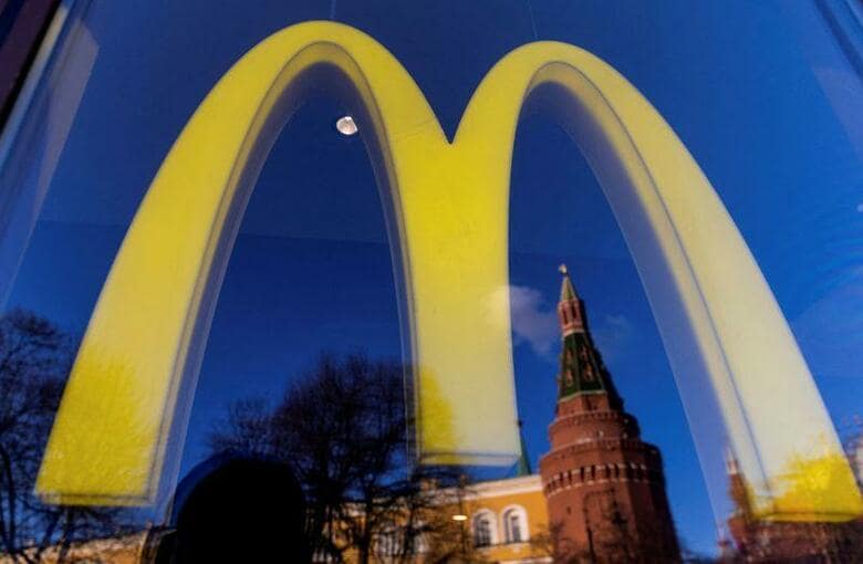 ファストフードチェーン大手の米マクドナルドは16日、ロシアのウクライナ侵攻を受けて、ロシア事業の売却手続きを開始したと明らかにした。モスクワ中心部の店舗で3月撮影。（2022年　ロイター/Maxim Shemetov）
