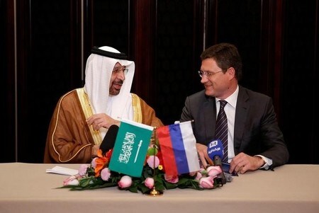 　５月１６日、アジア時間の取引で原油先物は上昇。サウジアラビアとロシアが原油の協調減産を２０１８年３月末まで延長する必要性を巡り合意したと明らかにしたことが背景。写真はサウジアラビアのファリハ・エネルギー相（左）とロシアのノバク・エネルギー相（右）。北京で撮影（２０１７年　ロイター／Aly Song）