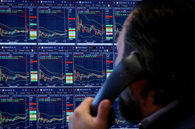 米ニューヨーク証券取引所の取引フロア。2025年4月撮影。REUTERS/Brendan McDermid/File Photo