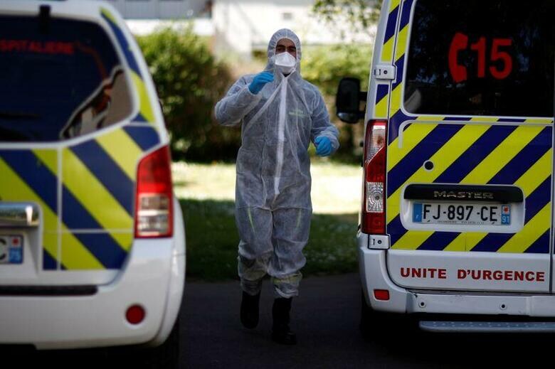 フランス保健省は15日、新型コロナウイルス感染による死者が1万7167人になったと発表した。前日から1438人（9．1％）増え、1日の増加数としては過去最多となった。写真は4月15日、メネシーで撮影（2020年　ロイター/Gonzalo Fuentes）