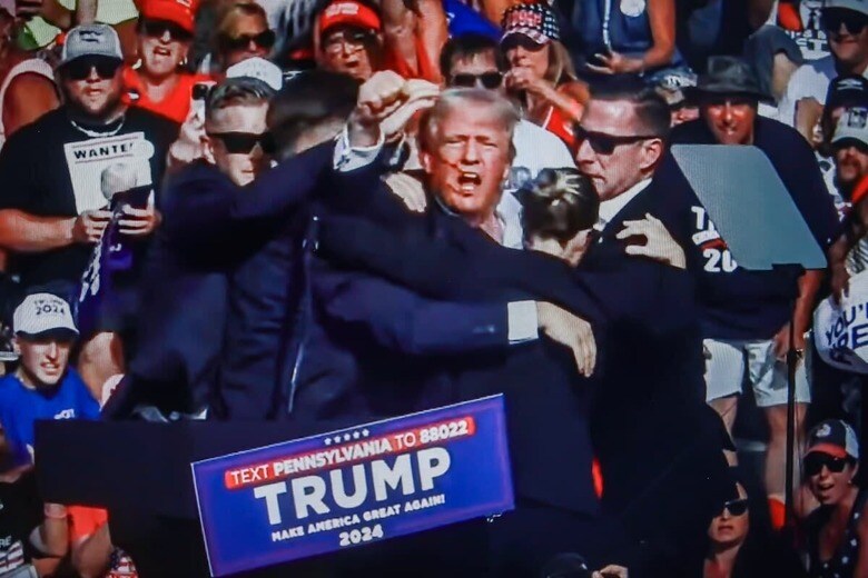 トランプ前大統領暗殺未遂事件の写真が注目を集めた......  Artem Priakhin / SOPA Images via Reuters