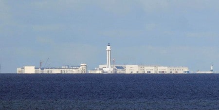 　２月１４日、フィリピンと中国は、領有権を争う南シナ海における石油・ガス開発の共同調査を検討する作業部会設置で合意した。写真は南シナ海のスプラトリー諸島に建つ中国の建造物。昨年４月撮影（２０１８年　ロイター／Erik de Castro）
