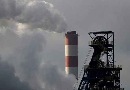 欧州連合（ＥＵ）排出量取引制度による炭素排出枠（ＥＵＡ）価格が４日、ＥＵの厳しい地球温暖化対策や投資家の需要拡大を受け、初めて５０ユーロを突破した。ポーランドの火力発電所、２０１８年撮影。（２０２１年　ロイター/Kacper Pempel）