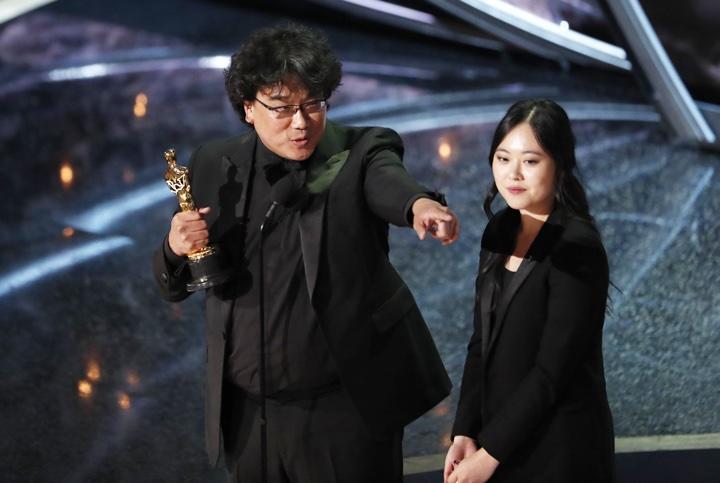 アカデミー賞授賞式でオスカーを手にするポン・ジュノ監督とシャロン・チェ　Mario Anzuoni - REUTERS