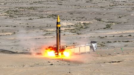 写真は第４世代地対地弾道ミサイル「ホッラムシャフル」の新型。2023年5撮影の提供写真。Iran\'s Ministry of Defence/WANA (West Asia News Agency)/Handout via REUTERS
