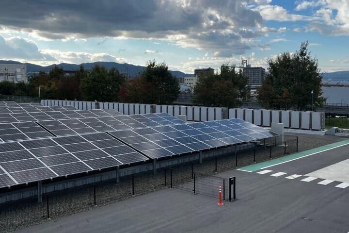 パナソニックの実証施設「H2 KIBOU FIELD」。手前が太陽電池、奥に並ぶグレーカラーの直方体が燃料電池群