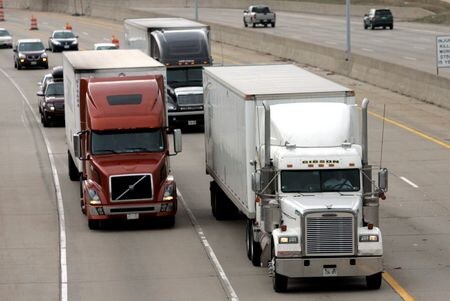 　 米上院は、大型トラックの排出物質大幅削減を目的とした昨年１２月の環境保護局（ＥＰＡ）規制について、撤廃するための法案を５０対４９の賛成多数で可決した。バイデン大統領は拒否権を発動する見通し。米ミシガン州で２００９年３月撮影（２０２３年　ロイター/Rebecca Cook）