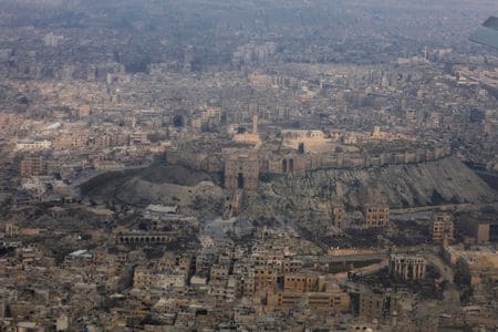シリアは１２日、イスラエル軍が首都ダマスカスと北部の都市アレッポの空港を同時にミサイル攻撃したと発表した。滑走路が被害を受け、両空港は使用不能になったという。写真は２０２０年２月、上空から見たアレッポ国際空港（２０２３年　ロイター／Omar Sanadiki）