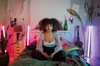 家賃高騰で「実家暮らし」が急増中!? 　キャリアも恋愛も遅らせる「見えないコスト」とは