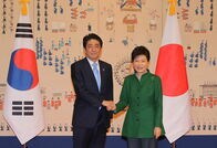 慰安婦問題「早期妥結へ交渉加速」、日韓首脳会談で一致
