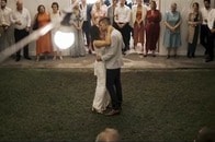 結婚式の甘い雰囲気が一変　丸々と太ったヒルに噛まれて新婦のドレスが血まみれに