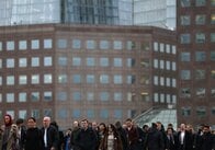 英給与所得者数、4月は10万人減　求人は21年以来の低水準