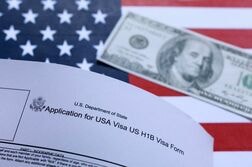 米トランプ政権、専門職ビザ手数料10万ドル超へ　規制案公表