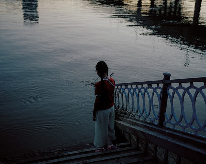 ロシアがウラル川上流で大量の水を放出した影響で水没したアティラウ市の遊歩道