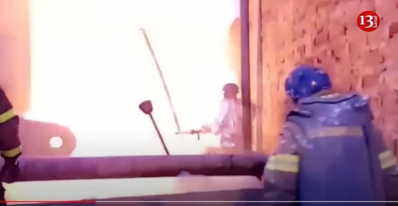 ロシアのドローン攻撃による火災を消火するウクライナの消防士　 Kanal13 / YouTube