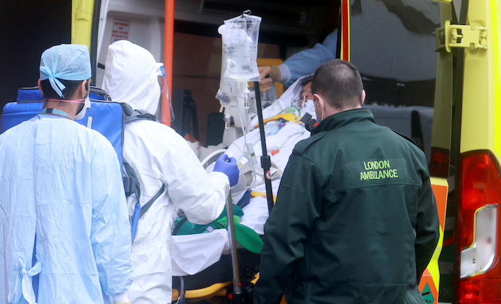 感染拡大が止まらない一方で回復後の患者の後遺症も大きな問題になっている　Hannah Mckay-REUTERS