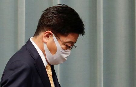 　７月１９日、加藤勝信官房長官（写真）は午前の定例会見で、東京オリンピックの開会式で作曲を担当するミュージシャンの小山田圭吾氏が過去にいじめを告白し批判を受けていることに関連し、加藤官房長官は「五輪組織委員会で適切に対応してほしい。いじめは許されるものでない」と述べた。写真は都内で昨年９月撮影（２０２１年　ロイター／Kim Kyung-Hoon）