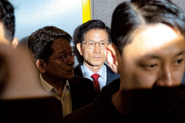 5月10日に緊急記者会見を開き、与党指導部の画策について語る金文洙　CHRIS JUNGｰNURPHOTOｰREUTERS