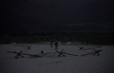 １１月１６日、人工衛星と交信する地上局のうち、世界最大のものはノルウェーのスバールバル諸島に置かれている。写真は２０１９年１０月、  米軍との合同訓練に参加するノルウェー軍兵士。ノルウェー・セテルモエンで撮影 （２０２２年　ロイター/Stoyan Nenov）