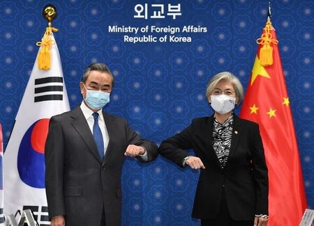 　１１月２６日、韓国の康京和外相（写真右）は、訪韓している中国の王毅国務委員兼外相（写真左）と会談した。写真はソウルでの代表撮影（２０２０年／ロイター）