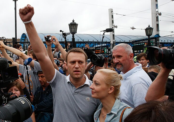 ナワリヌイ夫妻（中央）と支持者たち（2013年、モスクワ駅）　Grigory Dukor-REUTERS