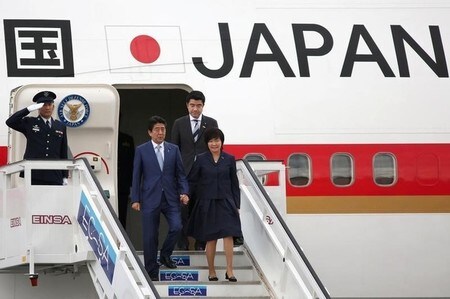 　９月２２日、安倍晋三首相が歴代首相で初めて、共産党支配下のキューバを訪れた。写真はハバナの空港で同日撮影（２０１６年　ロイター／Alexandre Meneghini）