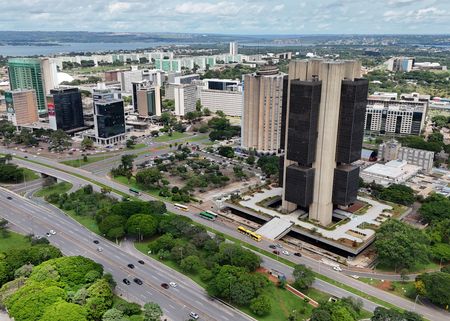 ブラジル財務省の経済政策局は５月１９日、２０２５年の国内総生産（ＧＤＰ）予想を３月の前年比２．３％増から２．４％増に上方修正した。写真は中央銀行本部ビル。２０２４年１２月、ブラジリアで撮影（２０２５年　ロイター/Ueslei Marcelino）