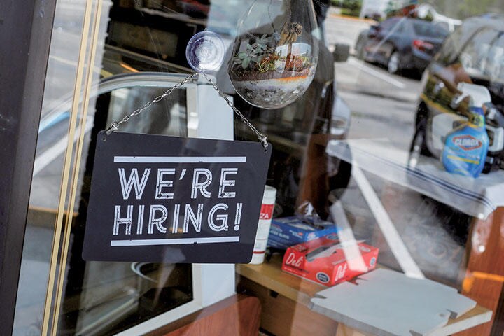 コロナ対策の手厚い失業手当が人手不足を生んでいる？　MARCO BELLO-REUTERS